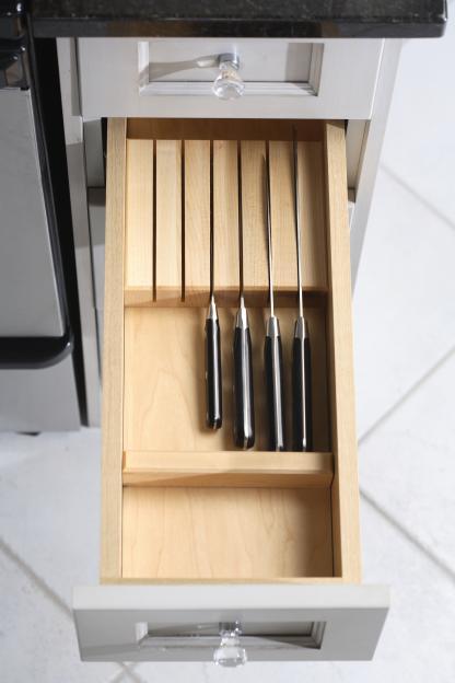 Cutlery organizer in drawer cabinet accessory
