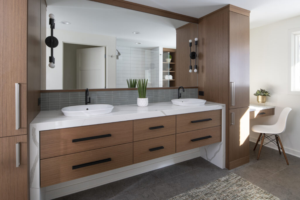 StudioM_MidCenturyModernHome_PrimaryBath-01