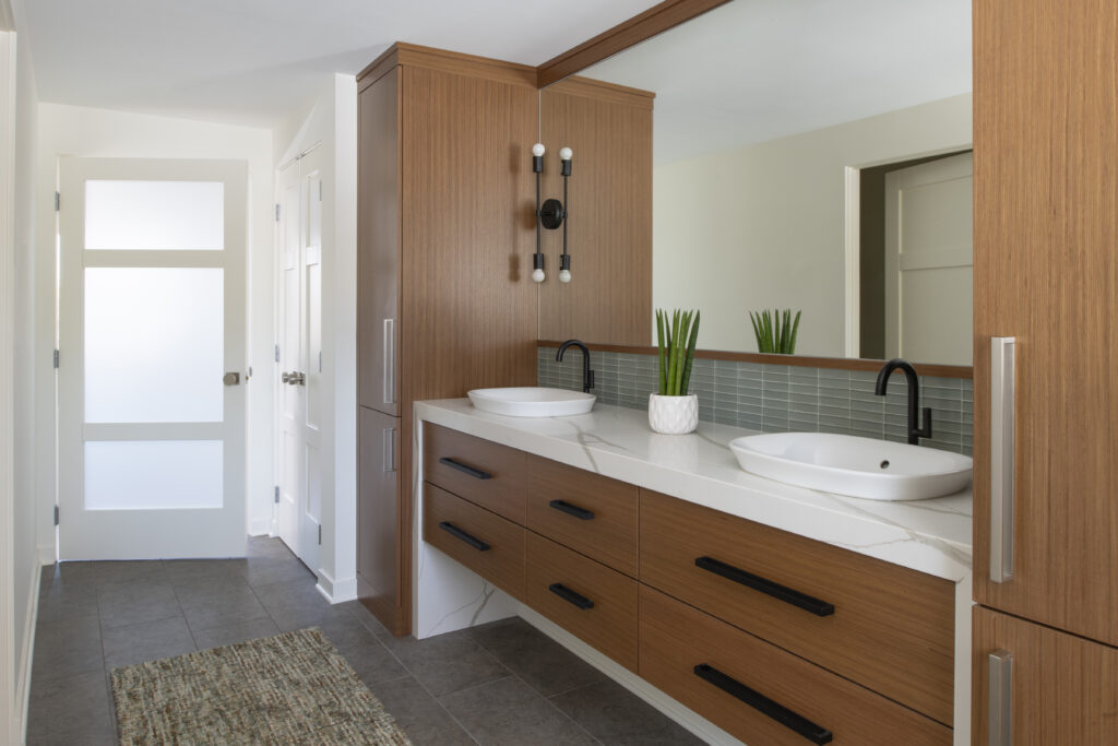 StudioM_MidCenturyModernHome_PrimaryBath-02