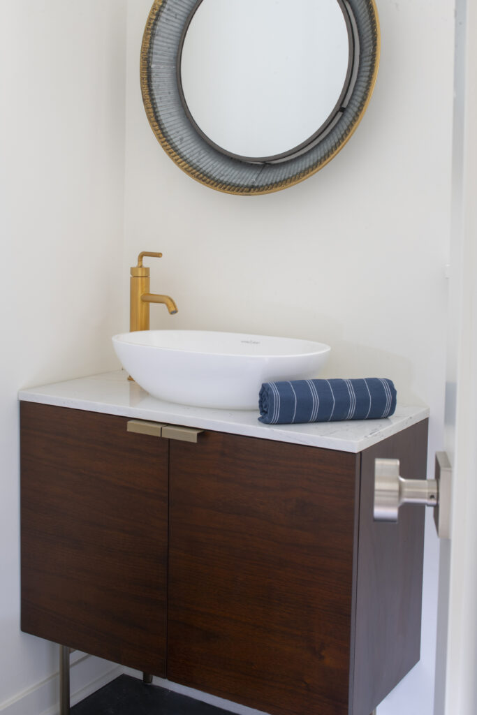 StudioM_MidCenturyModernHome_PowderRoom-01