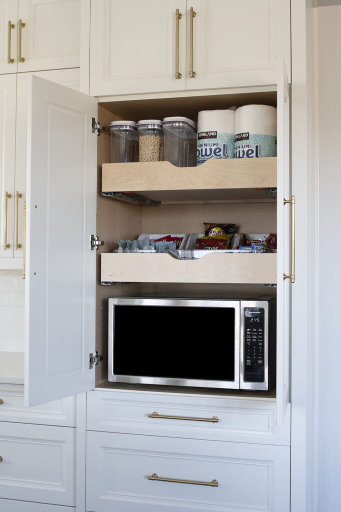 StudioM_OrganicElegance_WR-16 Upper pantry cabinet with roll-out shelves